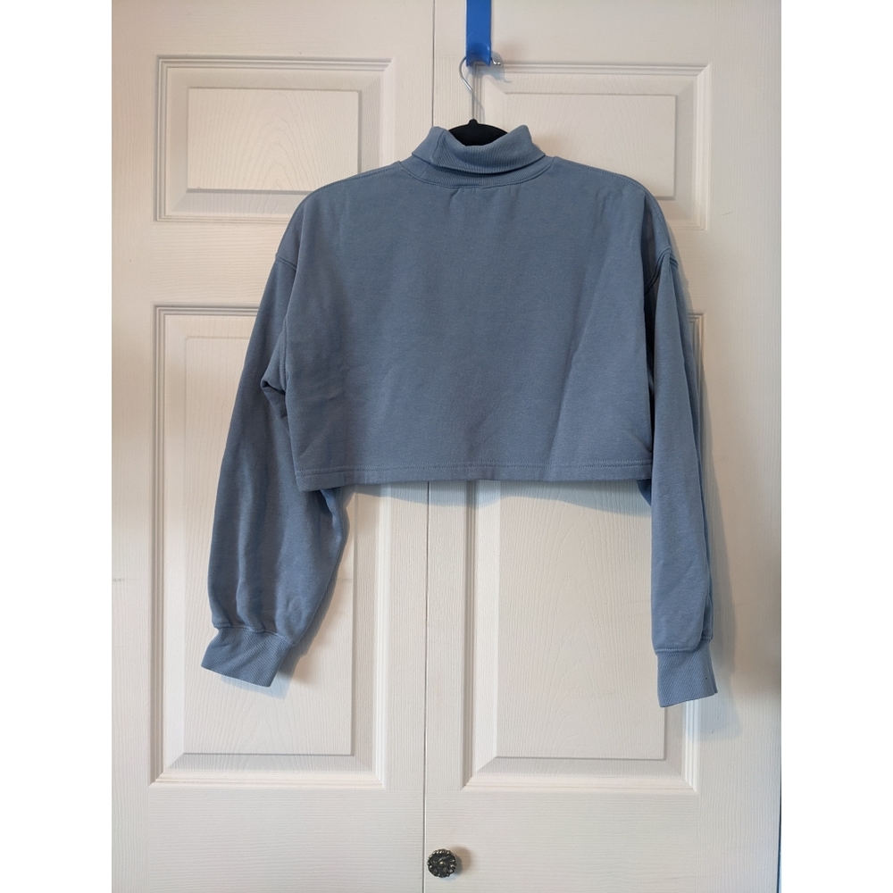 3/$15! H&M Cropped Turtleneck Sweatshirt - Picture 8 of 11